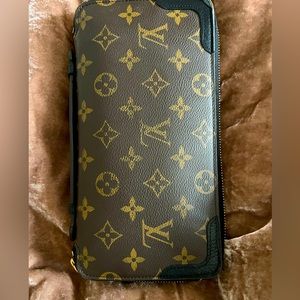 Louis Vuitton Daily Organizer Wallet good condition